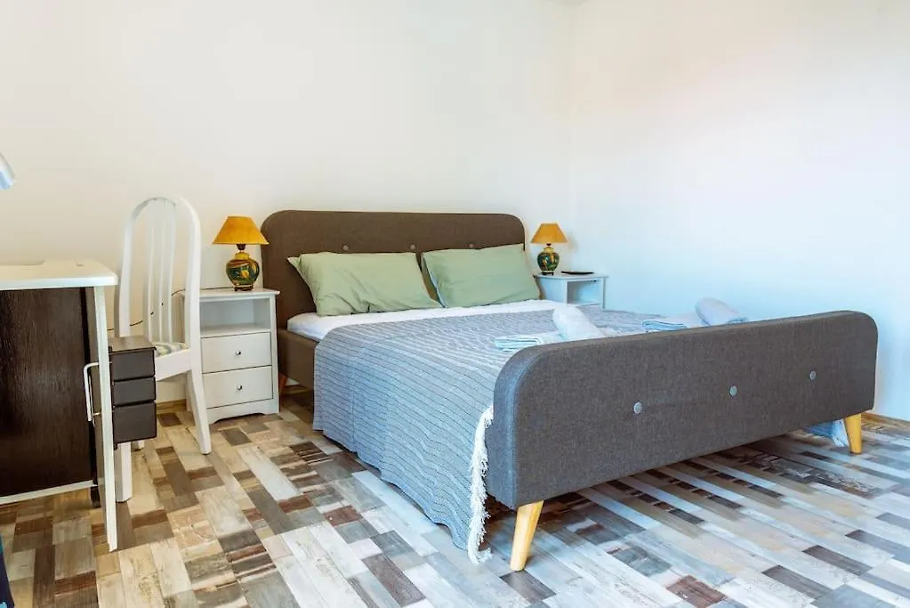 City View Apartment רוביני